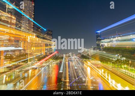 Melbourne Australia - Marzo 9 2020; Città di notte, edifici, luci e riflessi in astratto zoom sfocatura Foto Stock