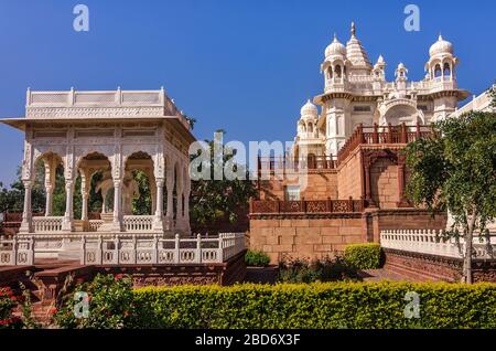 JODHPUR, INDIA – DEC. 02, 2019: Famoso Mausoleo di Jaswant Thada nel Rajasthan, un memoriale di marmo bianco comunemente conosciuto come Taj Mahal di Mewar. Foto Stock