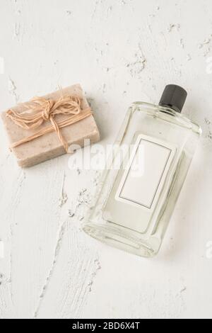 Una bottiglia di colonia e saponetta che sono la protezione più efficace per il virus corona pandemico covid19 Foto Stock