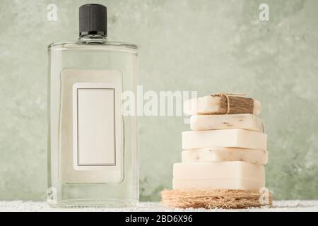 Una bottiglia di colonia e saponette che sono la protezione più efficace per la pandemic covid19 corona virus Foto Stock