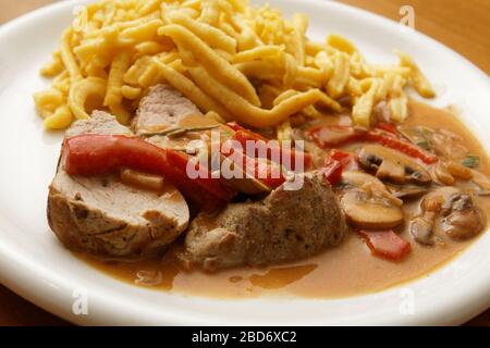 filetto di maiale con spaetzle, champignons e paprika Foto Stock