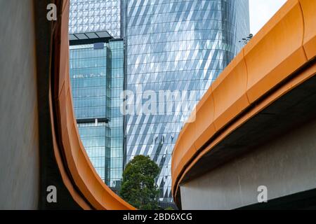 Melbourne Australia - Marzo 13 2020; Melbourne edifici attraverso i lati arancioni curvilinanti e convergenti del Ponte Charles Grimes attraverso il Fiume Yarra. Foto Stock