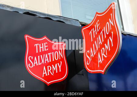 Logo per l'Esercito della salvezza montato sulla parete di uno dei loro negozi di beneficenza, Kilmarnock, Regno Unito Foto Stock