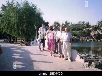 CINA - 1989: Foto retrò mostra un gruppo di turisti europei e guida cinese in Cina. Foto Stock