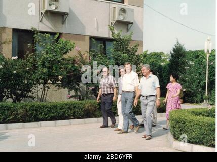 CINA - 1989: Foto retrò mostra un gruppo di turisti europei e guida cinese in Cina. Foto Stock