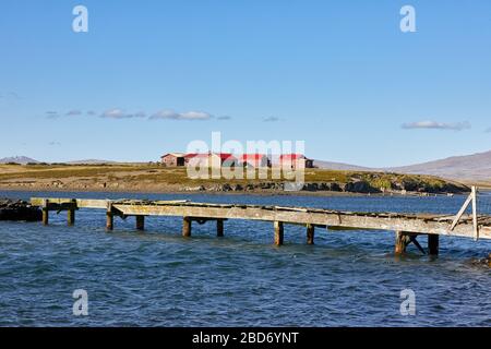 Case con tetti rossi a Darwin Harbour, Falkland orientale, Isole Falkland, Falklands Foto Stock