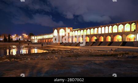 Khajou, ponte di Khaju in Isfahan attraversando il fiume Zayandeh, Esfahan, Iran, Medio Oriente Foto Stock