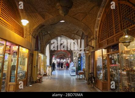 Il Gran Bazaar, conosciuto anche come il Bazaar di Qeysarriyeh, il Bazaar di Qeysarie o il Bazaar di Soltani, è un mercato storico situato in Isfahan, provincia di Esfahan, P. Foto Stock