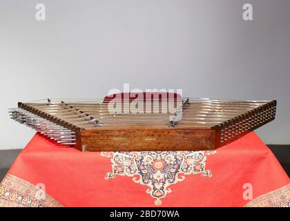 Zither come strumento d'archi nel Museo della Musica di Isfahan, provincia di Esfahan, Iran, Persia, Medio Oriente Foto Stock