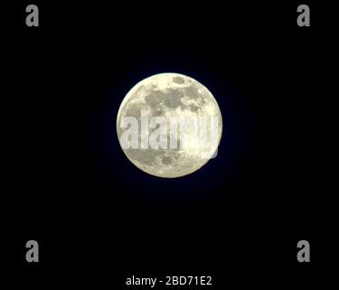 Glasgow, Scozia, Regno Unito, 7 aprile 2020: Regno Unito Meteo: Sunny primavera giorno ha dato il cielo chiaro come la superluna apparve. Copywrite Gerard Ferry/ Alamy Live News