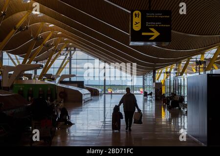 Madrid, Spagna. 7 aprile 2020. L'aeroporto di Madrid Barajas-Adolfo Suarez è praticamente vuoto e con pochissimi voli martedì 7 aprile 2020 a Madrid, Spagna. (Foto di Fer Capdecon Arroyo/Pacific Press/Sipa USA) Credit: Sipa USA/Alamy Live News Foto Stock