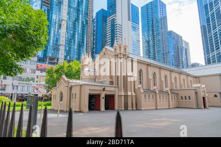 Gli edifici e lo skyline della città di Melbourne circondano la chiesa cattolica di San Francesco in stile tradizionale. Foto Stock