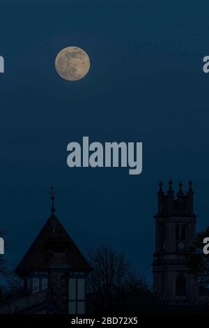 Edimburgo, Regno Unito. 07 aprile 2020 nella foto: In un momento di calma durante la crisi COVID19, la Super Moon sorge sopra Edimburgo. Credit: Rich Dyson/Alamy Live News Foto Stock