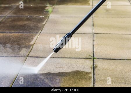 Particolare di pulizia terrazza con acqua blaster alta pressione Foto Stock