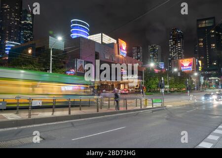 Melbourne Australia - Marzo 14 2020;Città scena di strada a lunga esposizione con forme e colori sfocati di veicoli e persone di passaggio contro l'illumina Foto Stock