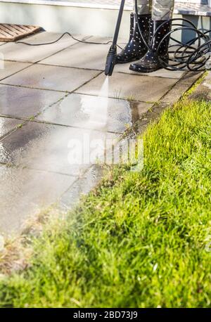 Particolare di pulizia terrazza con acqua blaster alta pressione Foto Stock