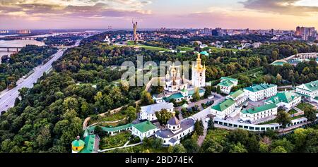 Kiev Pechersk Lavra e il Monumento alla Patria a Kiev, la capitale dell'Ucraina Foto Stock