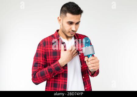 ragazzo che prepara un discorso tenendo un microfono in mano su uno sfondo bianco isolato con spazio per le copie Foto Stock
