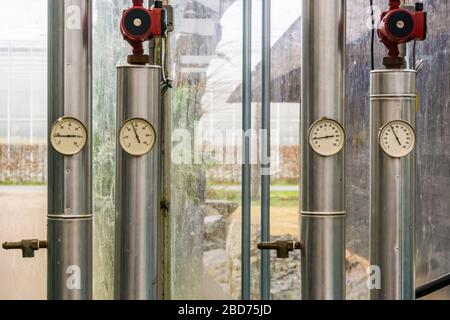 Tubazioni con misuratori di pressione termica, moderne attrezzature industriali Foto Stock