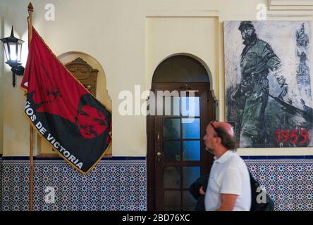 Hotel National de Cuba, l'Avana: Bandiera con il carattere del che Guavara e un dipinto di Fidel Castro salutare i clienti nella lobby dell'hotel. Foto Stock