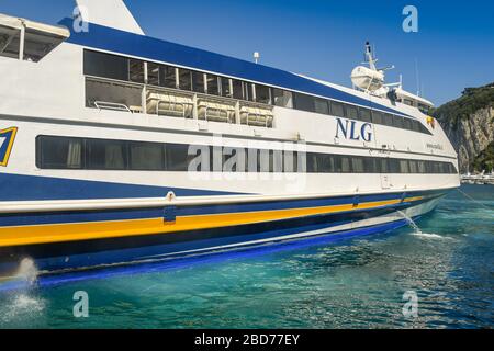 ISOLA DI CAPRI, ITALIA - AGOSTO 2019: Grande traghetto veloce gestito da NLG attraccato nel porto sull'Isola di Capri. Foto Stock