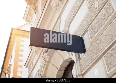 Vuoto, pulito piccolo segno rettangolare per il logo aziendale mockup sulla moderna parete del centro della città Foto Stock