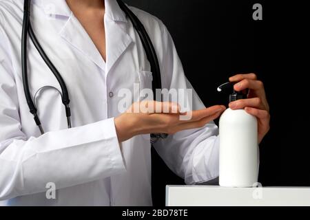 Flacone di sapone in plastica con spintore a mani femmina con spazio per la copia, con dispenser per pompa per gel igienizzante per mani di lavaggio. Eliminazione di germi, batteri e virus Foto Stock