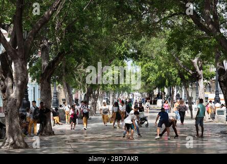 Scuola bambini che giocano con palla di gomma fuori dalla loro scuola sul Paseo del Prado Foto Stock