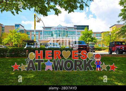 Carrollton, GA / USA - 6 aprile 2020: Heroes at Work Sign in davanti al Tanner Medical Center che onora i medici, gli infermieri e tutto il personale medico che Foto Stock