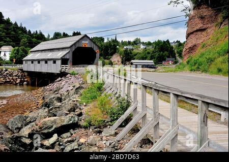 I due ponti coperti che attraversano il fiume Irish a Saint Martins New Brunswick Canada Foto Stock