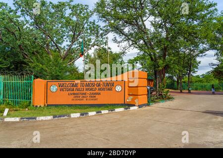 Zambia, Zimbabwe - 2 febbraio 2020: Ingresso al parco nazionale di Mosi-oa-Tunya delle Cascate Vittoria Foto Stock