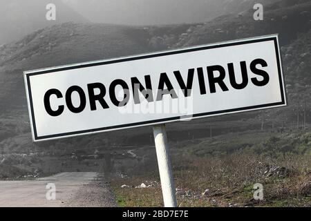 Strada Covid-19 e cartello stradale con la parola - Coronavirus. Concetto di coronavirus di corsa di pericolo Foto Stock