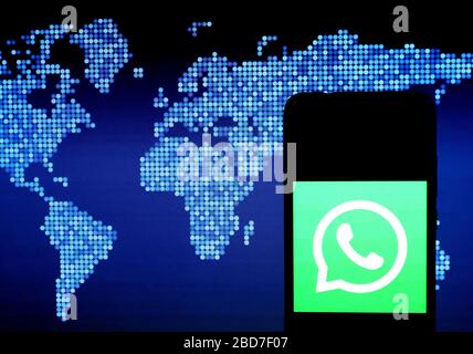 India. 7 Aprile 2020. In questa immagine viene visualizzato il logo WhatsApp visualizzato sullo smartphone. Credit: Avishek Das/SOPA Images/ZUMA Wire/Alamy Live News Foto Stock