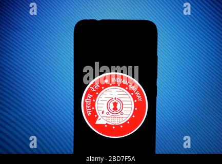 India. 7 Aprile 2020. In questa illustrazione fotografica il logo Indian Railway è visualizzato su uno smartphone. Credit: Avishek Das/SOPA Images/ZUMA Wire/Alamy Live News Foto Stock