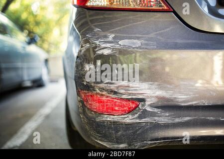 Sul retro della nuova auto d'argento si graffiano, si danneggiano accidentalmente durante il parcheggio Foto Stock