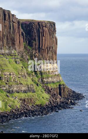 Colonne di basalto su base di pietra arenaria di Kilt Rock vicino Staffin sulla costa Trotternish, Isola di Skye in Scozia Foto Stock