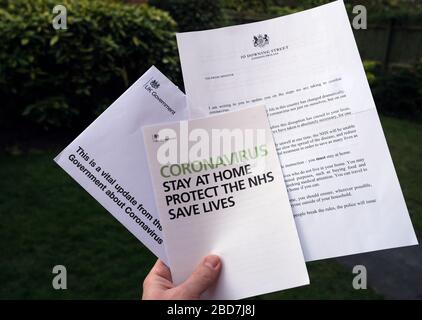 Stone / Regno Unito - aprile 6 2020: Lettera del governo britannico del primo ministro alle famiglie britanniche che informa su Coronavirus e chiede di rimanere ho Foto Stock