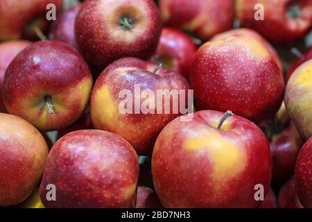 Ci sono un sacco di mele rosse fresche e deliziose come sfondo Foto Stock