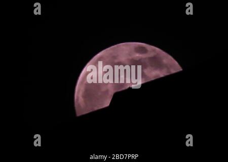 Londra, Regno Unito. 7 Aprile 2020. La super luna rosa sorge sopra Londra, la luna piena più luminosa del 2020. Credit: Dinendra Haria/SOPA Images/ZUMA Wire/Alamy Live News Foto Stock