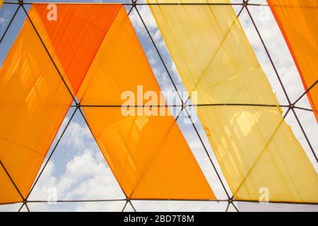 Design di decorazione a cupola mobile. Tende a cupola geodetica. Struttura a guscio sottile emisferica a reticolo basato su un poliedro geodetico. Foto Stock