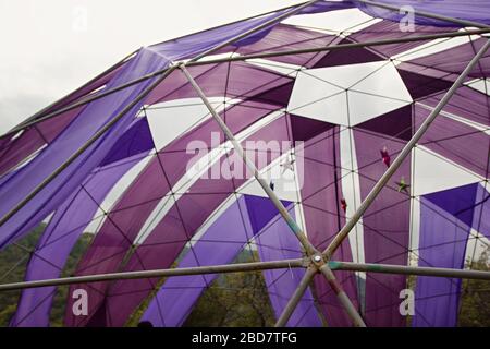 Design di decorazione a cupola mobile. Tende a cupola geodetica. Struttura a guscio sottile emisferica a reticolo basato su un poliedro geodetico. Foto Stock