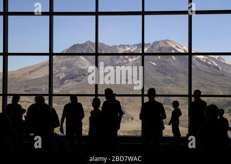 Una vista del Monte St helens dall'interno dell'Osservatorio Johnston Ridge presso il Monumento Nazionale vulcanico di Mt St Helens Foto Stock
