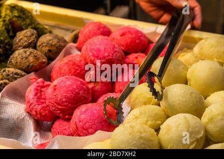 Tokyo, Giappone: 24 ottobre 2019: Strade, cibo, spuntini e dolci ad Asakusa, vicino al tempio senso-ji Foto Stock