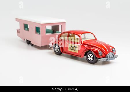 Lesney prodotti Matchbox modello giocattolo auto 1-75 serie n.15 Volkswagen 1500 Saloon con roulotte Foto Stock