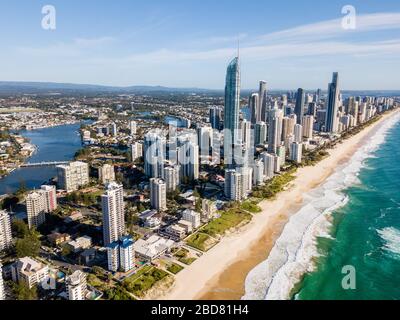 Surfers Paradise vista aerea della costa sulla Gold Coast, una delle migliori destinazioni balneari dell'Australia Foto Stock
