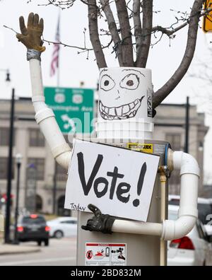 Racine, Wisconsin, Stati Uniti. 7 Aprile 2020. Le elezioni presidenziali primarie e statali del Wisconsin procedono martedì dopo una giornata di dispute legali. La città di Racine, Wisconsin, aveva solo la registrazione e il voto degli elettori sul marciapiede. Un appaltatore di fornitura di impianti idraulici ha messo un'esposizione whimsical che invita la gente a votare davanti al deposito. Il municipio è sullo sfondo. Credit: Mark Hertzberg/ZUMA Wire/Alamy Live News Foto Stock