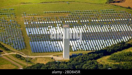 Centrale solare termica con torre solare sperimentale a Juelich, 03.07.2014, vista aerea, Germania, Renania Settentrionale-Vestfalia, basso Reno, Juelich Foto Stock