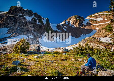 Due arrampicatori si accampano dopo una giornata di arrampicata sulla Traversata di Ptarmigan a WA, USA. Foto Stock