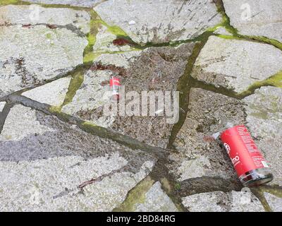 Bottiglia di vetro rotta su terreno in pietra, Germania Foto Stock