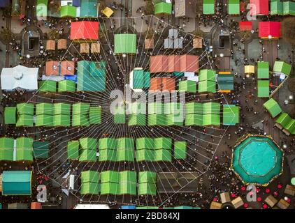 , costruzione del mercato di Natale sul Kennedy Place ad Essen, 14.12.2014, vista aerea, Germania, Renania Settentrionale-Vestfalia, Area della Ruhr, Essen Foto Stock